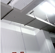 Passerella in PVC montata con supporti a soffitto