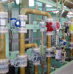 Elektrische Installation mit der isolierenden Kabelbahn in chemischer Industrie