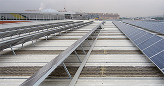 Instalação elétrica numa cobertura solar de um centro de logística