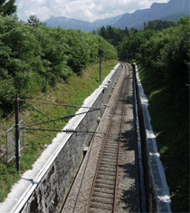 Installation der Unex Kabelbahn aus Kunststoff entlang der Schienen
