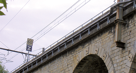 Installation der Unex Kabelbahn aus Kunststoff an einer Eisenbahnbrücke