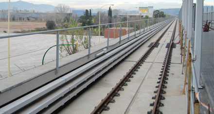 Installation der Unex Kabelbahn aus Kunststoff in den Infrastrukturen im Schienenverkehr