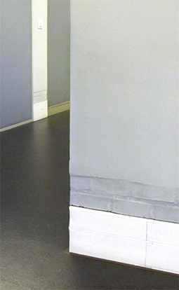 A Calha 93 cor branca instalada na vertical encastrada na parede